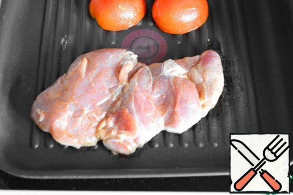 Fry on a hot grill or grill pan without oil for 7-8 minutes on each side. The thigh is prepared slightly longer than the breast, but try not to over-dry.