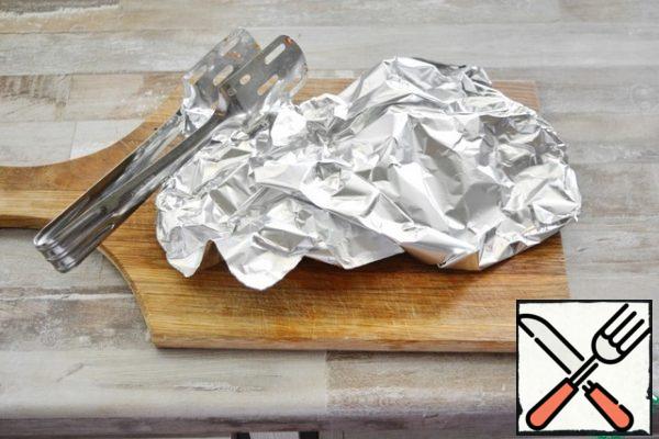 Remove from the grill, cover with foil and leave the steak to rest for 5 minutes.