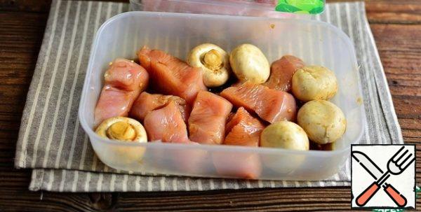 Cut the Turkey into pieces and marinate with the mushrooms in soy sauce with the addition of garlic through a press.
Leave for 30 minutes, soak skewers in water (4 PCs)