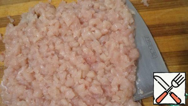 Finely chop the breast fillet and chop it on a Board with a knife. Finely chop the onion.
Mix the chopped fillet, onion, egg, add pepper, salt and mix.