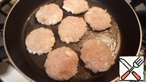 Melt the butter and put the formed flat patties about 1 cm high, slightly smaller in diameter than the buns.
