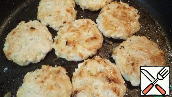 Fry the cutlets on both sides until lightly browned.
At the end of frying, cook under the lid on low heat for 3-4 minutes.