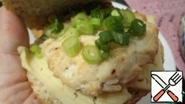 Sprinkle with green onions and add a little mayonnaise. Cover with a lid and brush it with melted butter.