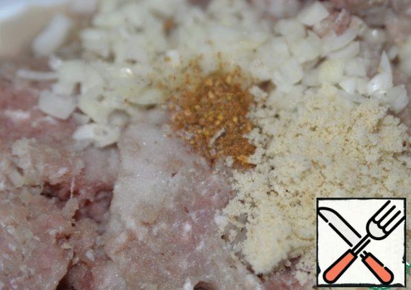 For cooking, you can use ready-made minced meat or chop the Turkey fillet yourself. Add to the minced meat finely chopped onion and garlic, breadcrumbs (or bread crumbs), salt, pepper mixture. Mix everything thoroughly.