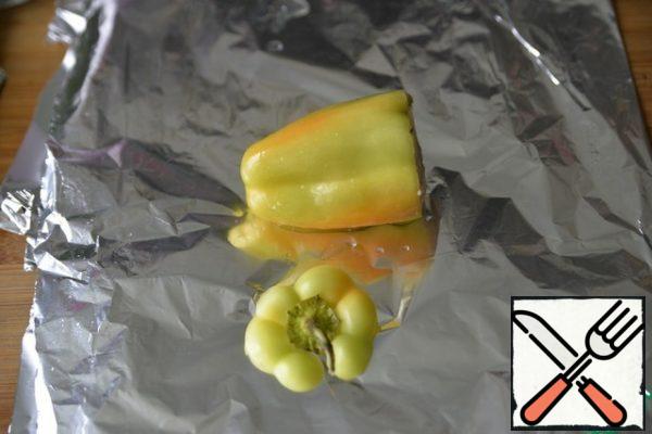 Tear off the foil and put it in two layers. Put the pepper, oil.