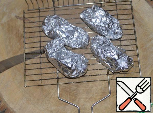 Bake the pepper in the oven at 200 deg. 40 minutes or on the grill, or directly in the coals, 30 minutes.