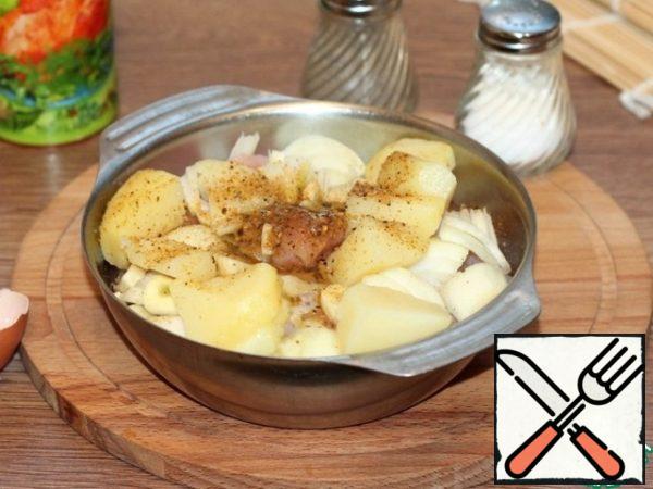 Add to the Turkey fillet: a small egg white, butter, peeled and chopped onion and garlic, grated raw potatoes, seasoning, pepper and salt, mix.