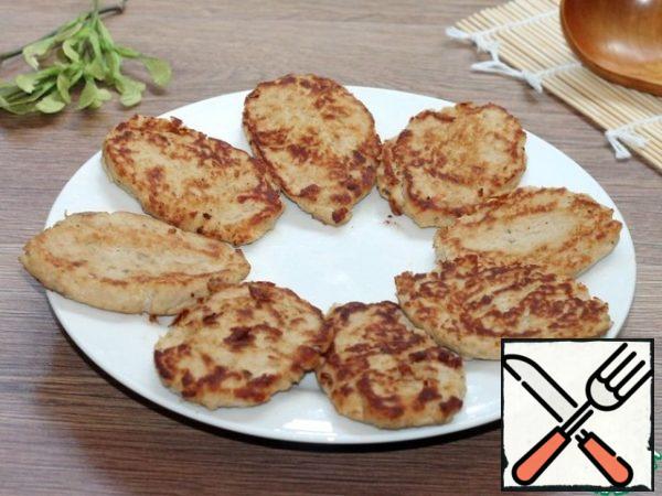 In vegetable oil, fry the cutlets on both sides. I fried flat cutlets, because I cooked in an electric grill. I got 8 cutlets for 8 servings.