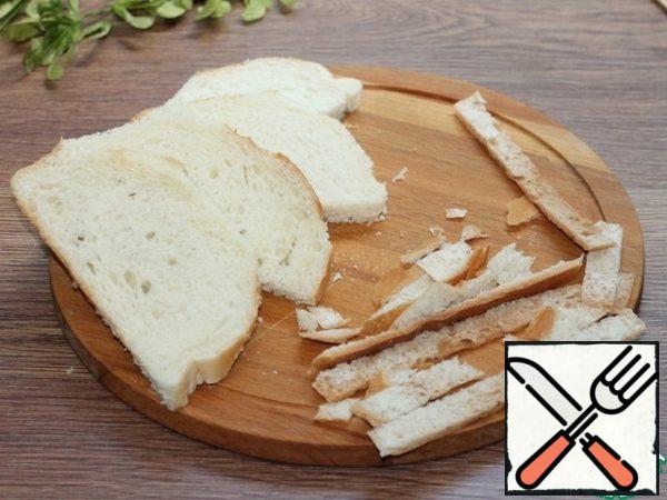 Make some toast. The photo shows 2 servings of toast.
Cut off the crusts from the bread. Crusts can be dried, grated and left for breading toast. I have breadcrumbs.