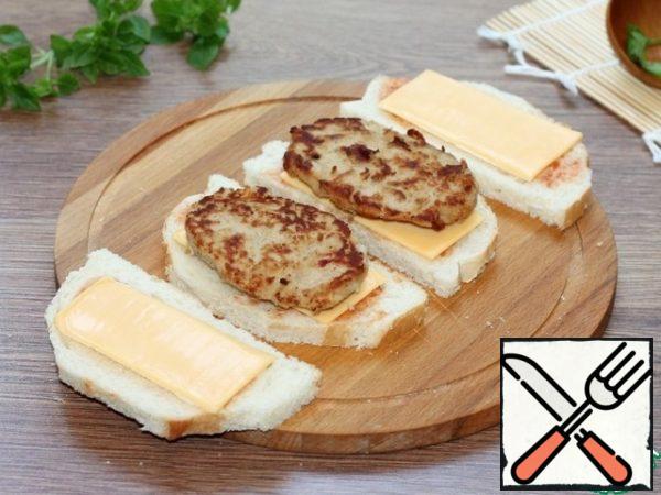Put the cutlets on 2 slices of bread.