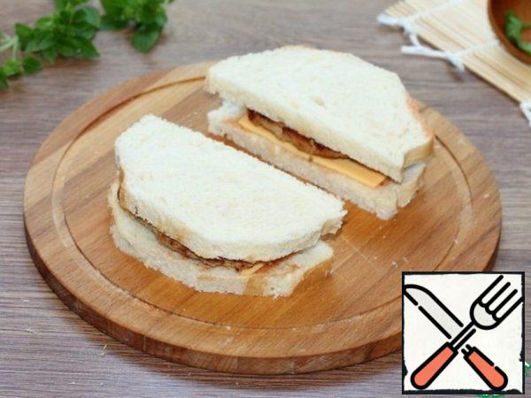 Cover the sandwiches with a second piece of bread and cheese.