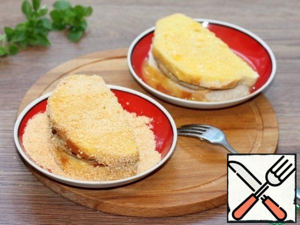 Salt, pepper and beat the egg with a fork. Dip the toast in the egg on both sides so that the bread is soaked, and then roll it on all sides in breadcrumbs.