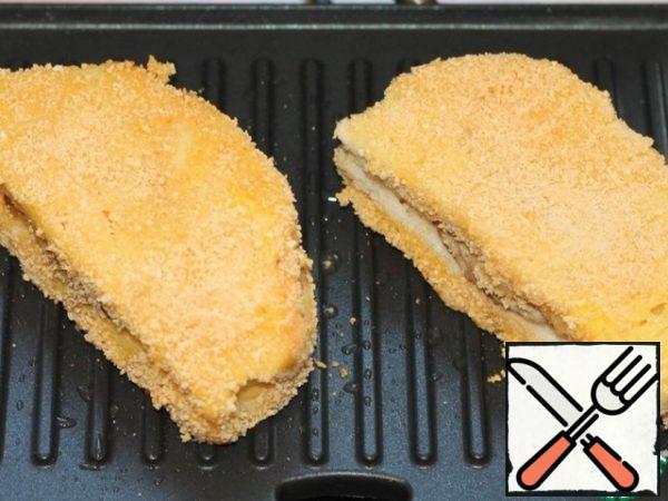 In preheated vegetable oil, fry the toast on each side. Serve hot toast with vegetables and herbs.