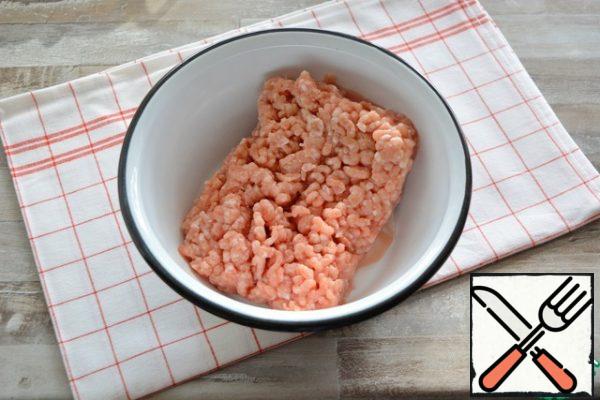 To prepare the simplest homemade sausage, I suggest taking ready-made minced Turkey. Minced meat should be very cold, fresh from the refrigerator.