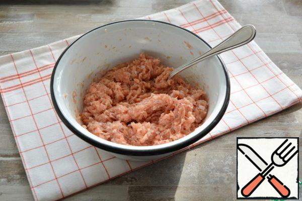 Add water, salt and nitrite, sugar and spices to the minced meat, knead well with a fork until white threads appear and put in the refrigerator for at least 3 hours. Maximum for a day.