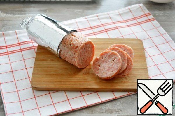 Spread the foil, put the minced meat on it, form a sausage, wrap the tips tightly.Place the sausage in a baking dish and place in a cold oven. Cook at 50°C for about 30 minutes, then increase the temperature to 80°C and cook until the temperature inside the sausage reaches 68-72 °C.If there is no thermometer, then cook at the rate of 1 minute per 1 mm of diameter (section).
Place the finished sausage in the refrigerator overnight to Mature.