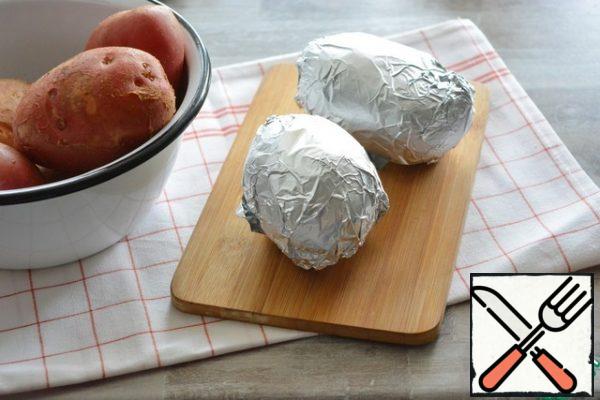 Wrap the potatoes in foil and bake on coals. This can be done in a barbecue with a lid, on a grill over coals or on skewers.

You can also bake potatoes at home in the oven, wrap them in a Terry towel and put them in a thermos bag so that they do not cool down. Take it with you on a picnic, and then lightly blow smoke on the grill.
