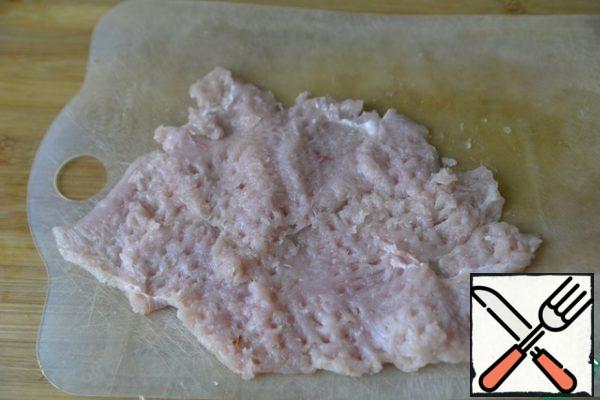 With a sharp knife, cut out the layer, roughly 10 by 15 cm and beat it off.