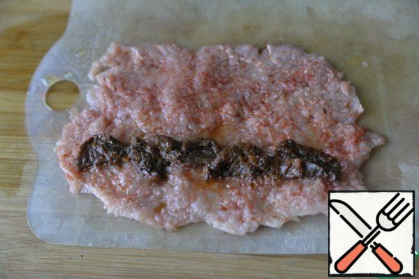 Put a strip of dried tomatoes on the edge.