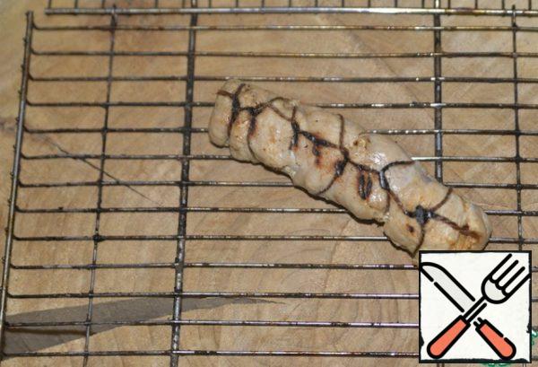 Bake on a grill on coals for 20 minutes, or in the oven at 200 degrees for 30 minutes. In this case, for juiciness, I recommend putting a baking tray with water down.
