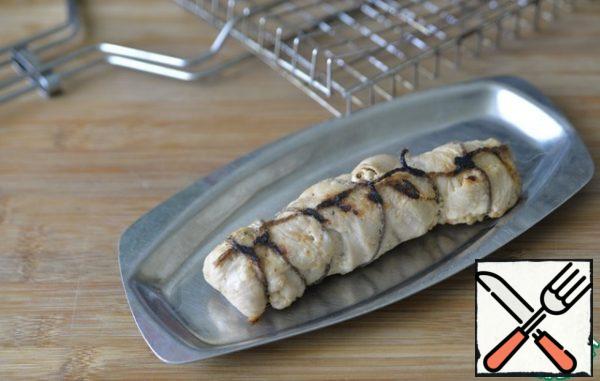 With the finished roll, remove the ropes, cut, serve hot with herbs. 