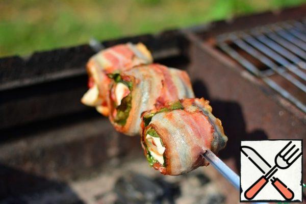 Fry on the grill until the bacon crunches and the meat is ready, 8-10 minutes, turning.