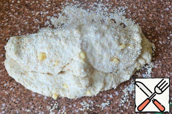 Knead the fermented dough, scatter 2 tablespoons of bran, spread the dough on them. Form the billet with a roll, roll it on all sides in bran.
