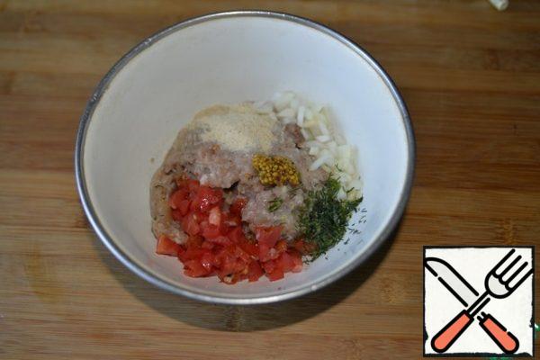 For cooking, take Turkey minced meat, add finely chopped onion, finely chopped tomato (lightly squeeze the liquid), breadcrumbs, salt, ground pepper mixture, mustard, chopped dill.
