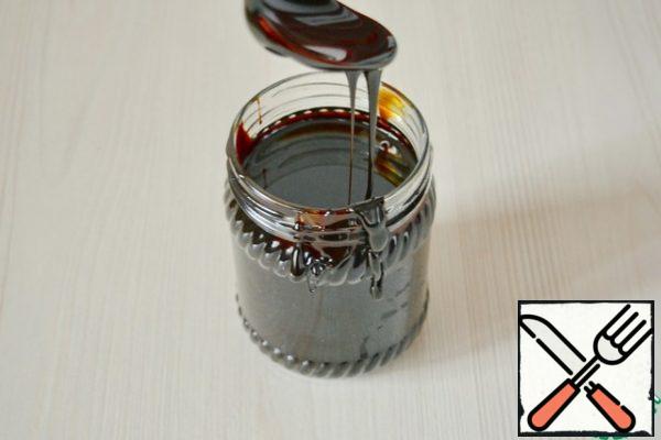 Add molasses, vinegar, and Worcestershire sauce.
Bring to a boil and cook for 1 minute.

Molasses (or molasses) is what you see in the photo. It is a by-product of sugar production. Thick syrup with the aroma of burnt sugar. Gives the barbecue sauce a distinctive taste, color and aroma.