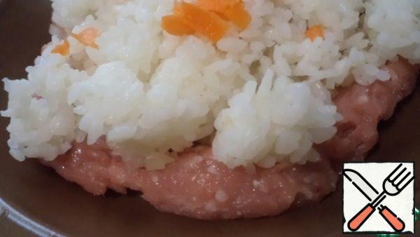 Put the minced Turkey in a bowl. Finely chop the onion and carrot and beat the egg lightly. Boil the rice for 5 minutes and let it cool slightly.
Add all these ingredients to the minced meat.