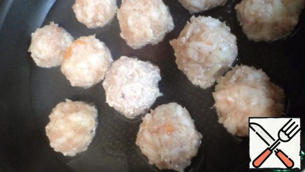 Make hedgehogs in the form of standard Chupa - Chups and cook in one of your favorite ways - bake in the oven, cook for a couple, you can put out with vegetables.
I chose a way - to let it go. Cook under a lid with a little water. Hedgehogs were allowed for 25 minutes.