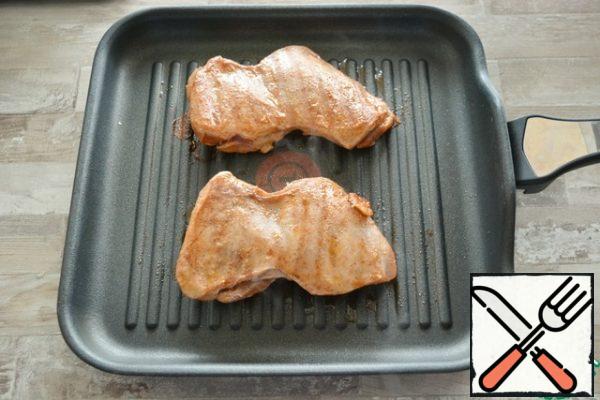 If you have a special pan for grilling on coals - cook on it. If not, then on the grill pan.
Heat the grill properly and quickly fry the steaks on both sides, 2-3 minutes on each side.