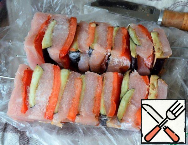 Cut into two parts and allow to thaw slightly. If there were peppers of different colors, it would be even more beautiful.
Wash the tomato, grate it, mix it with vegetable oil and molasses (1 tsp. cane sugar or honey).