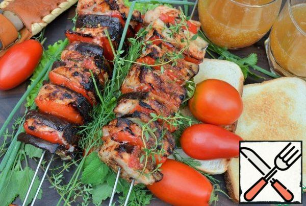 Serve with vegetables and herbs to Your taste.
The skin of peppers and eggplant is slightly charred, but it is easily removed, and there is a juicy baked pulp under it.
