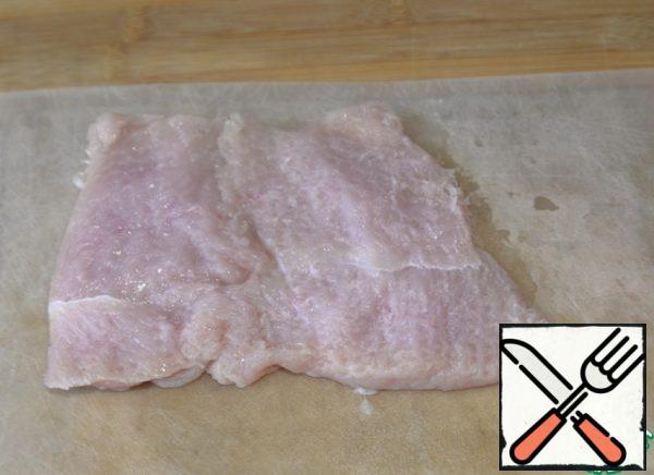 Wash the Turkey breast and dry it with a paper towel. Cut out portions (layers) weighing about 300 g, lightly beat off.