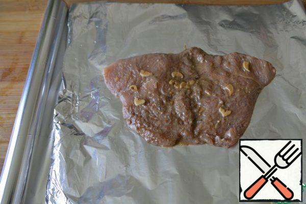 Next, tear off the foil, fold it twice. Put the marinated Turkey with the marinade, the only thing is to remove the Bay leaf.