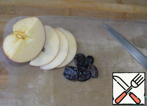 Wash Apple, remove the core, cut into plates. Prunes are pre-soaked, if dry. Cut in half lengthwise.