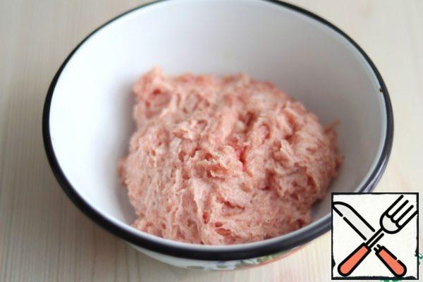 Punch the Turkey breast fillet to a uniform homogeneous fine structure.