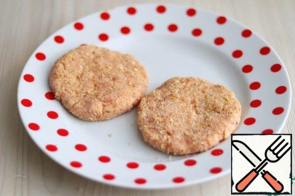 Form round cutlets with wet hands. If desired, you can pan in breadcrumbs.