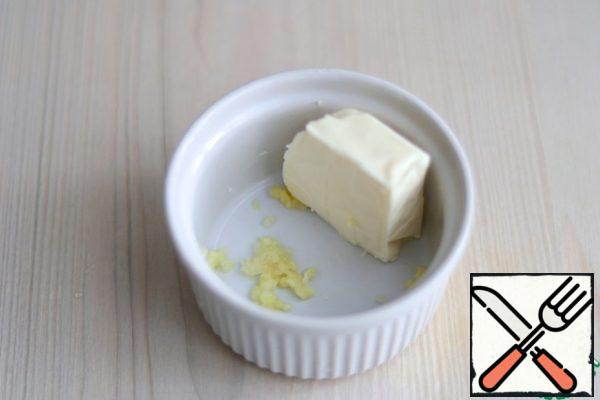 In a bowl add cream cheese (50 gr.), pass 1 clove. garlic through a garlic press. Mash cream cheese with garlic mush until smooth.