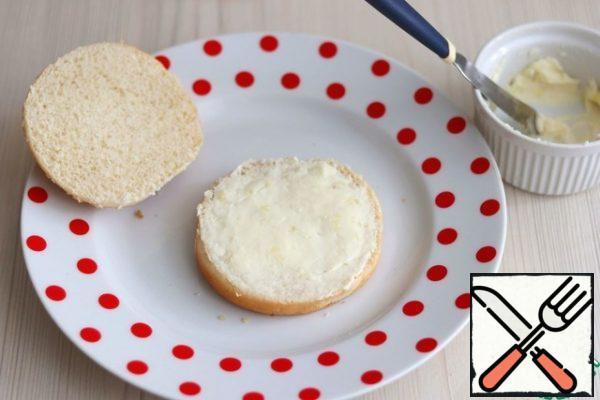 Hamburger buns cut into two parts. Brush one part with a mixture of cheese and garlic.