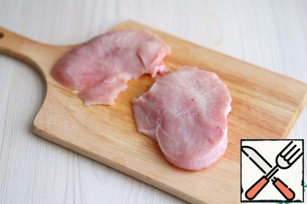 Cut Turkey breast fillet steaks into two parts, each part is approximately 0.7-0.8 mm thick.