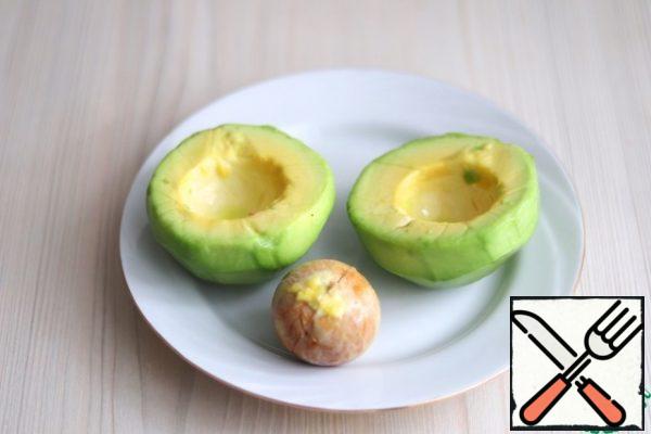 Peel the avocado and remove the stone. One part can be used for cooking this dish, the second part can be used for making salads and other picnic dishes.