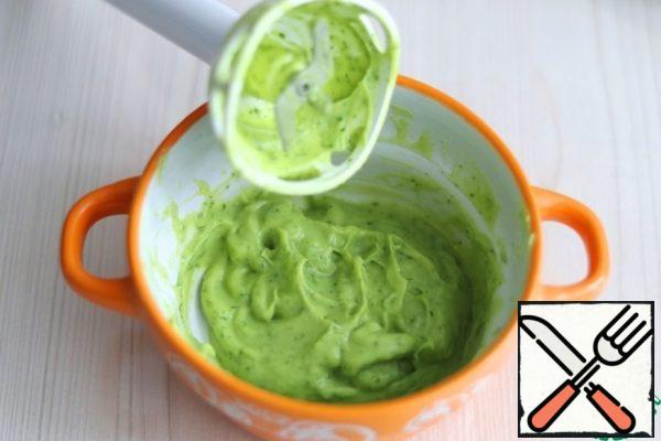 In a bowl, add 1/2 of the avocado, add the parsley, passed through a garlic press 1 clove. garlic and 1 tablespoon of lemon juice. Puree avocado with other ingredients using a blender leg.