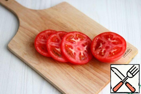 Cut the tomato (1 PC.) into plastic pieces.