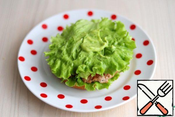 Add 1 teaspoon of avocado cream to the lettuce leaf. 