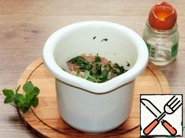 Add the peeled and diced onion and garlic cloves, egg white, chicken seasoning, chopped herbs, ground pepper and salt. Mix and grind with a blender or meat grinder.