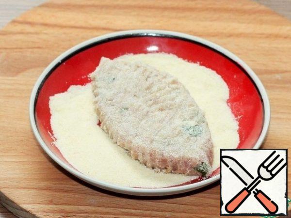 With a wet spoon, take a portion of minced meat, dip it in the egg yolk shaken with a fork and roll it in semolina (or small semolina). Shape the cutlets.