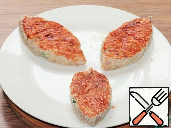 We put the cutlets in a food container and take them to a picnic. Before cooking, grease the cutlets with ketchup for the grill and cook on the grill.