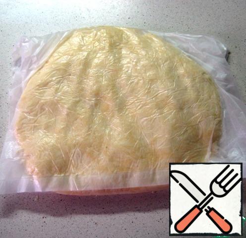 Wrap the dough in plastic wrap and put it in the refrigerator for 30-40 minutes.